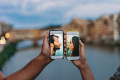 Uscite a quattro, chat lampo e regole precise: come cambia l’amore nel 2025