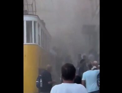 Lisbona, deraglia storica funicolare in centro: 15 morti. Il momento dell’incidente