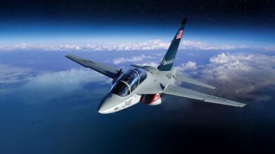 Leonardo M346, l’aereo italiano che sfida per la Marina Usa: simulazione di battaglia nei cieli del Kansas