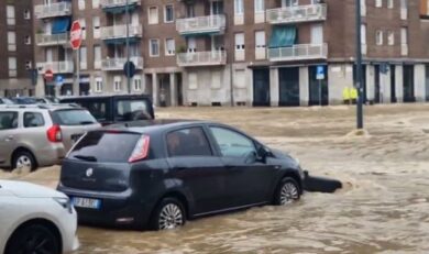 Milano, esonda il Seveso: allagamenti, sottopassi bloccati, scuole evacuate nei quartieri a Nord della città