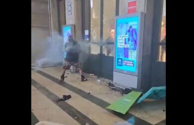 Corteo pro Pal, l’assalto dei manifestanti alla Stazione Centrale di Milano. Scontri con la Polizia