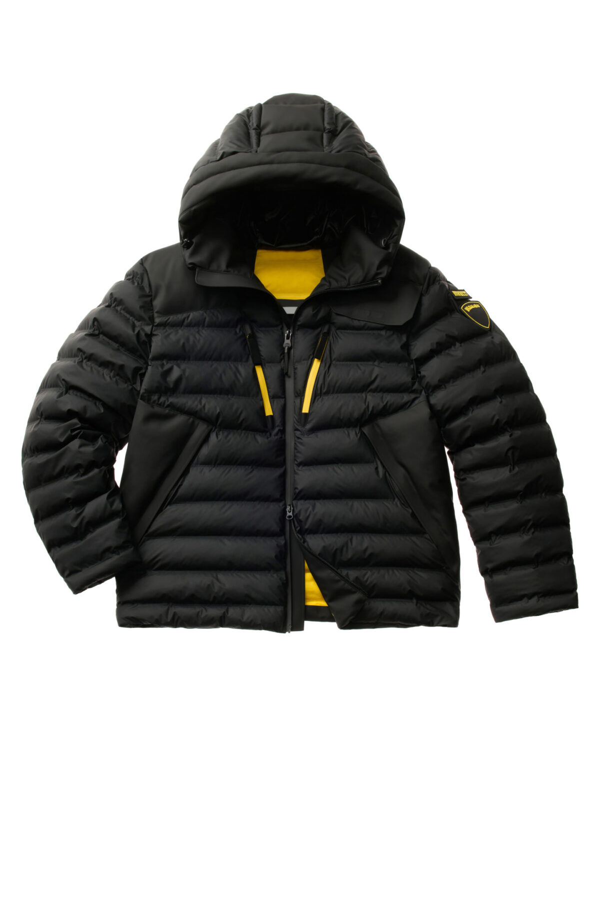 Galleria foto 'Blauer incontra Pirelli: urban style e innovazione in una capsule sostenibile' - foto 3