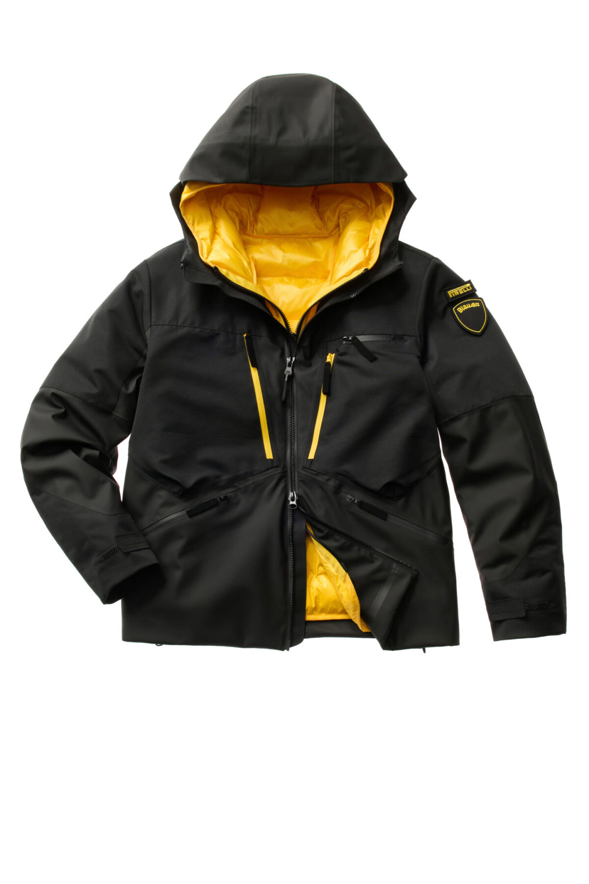 Galleria foto 'Blauer incontra Pirelli: urban style e innovazione in una capsule sostenibile' - foto 2