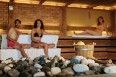 Il rito del fuoco e del vapore: viaggio tra i miti della sauna e le cerimonie del benessere