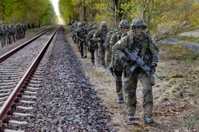 Germania, l’Esercito spara a salve, la Polizia risponde con le pallottole