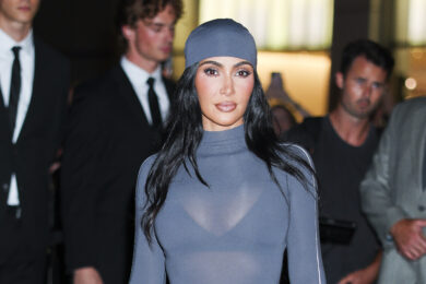 Kim Kardashian rilancia il pelo. Ma è ecosostenibile e si indossa (su un paio di mutande)