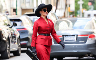 Jennifer Lopez infuoca New York in rosso: il look sul set del nuovo film Netflix fa impazzire i fan