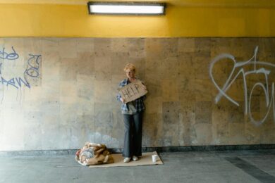 Violenza e povertà: il 68% delle donne non lascia l’aggressore per paura di restare senza casa