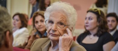 Caso Segre, il paradosso Pd: prima baluardo contro l’odio, ora applausi a chi la offende