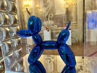 Jeff Koons atterra a Fiorenzuola d’Arda: i “Balloon animals” trasformano la città in un luna park dell’arte