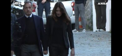 Nicolas Sarkozy si dirige verso il carcere mano nella mano con Carla Bruni