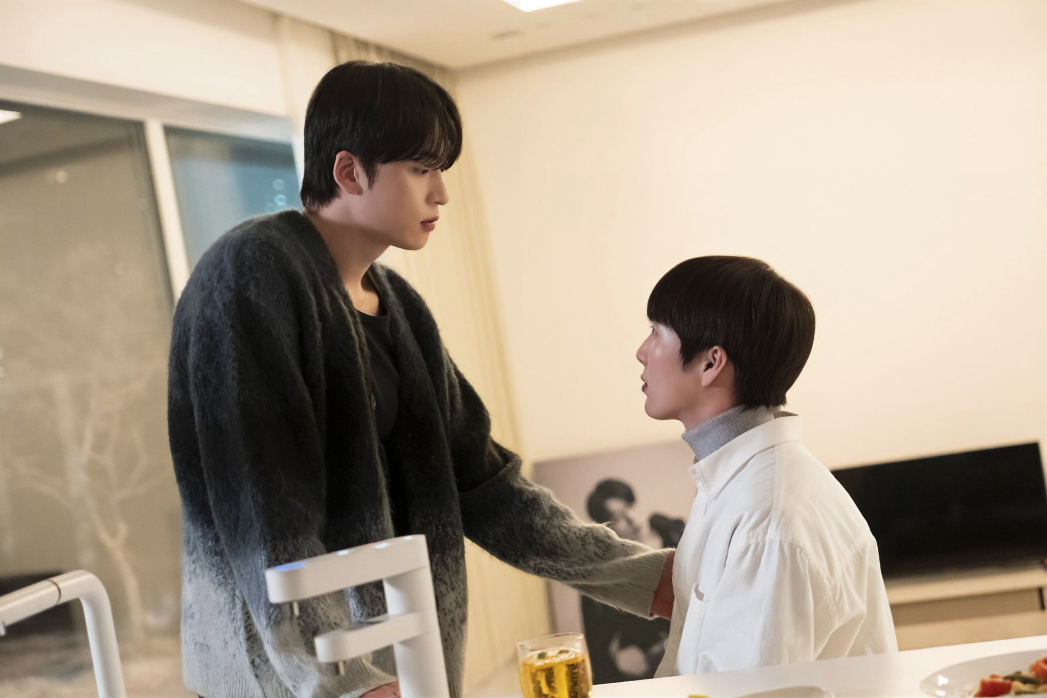 Kevin degli OMEGA X e Kim Kang Min, il crossover perfetto tra K-pop e K-drama in My Bias Is Showing! 