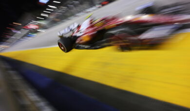 Ferrari, il sogno elettrico si spegne: Elkann frena e la Borsa punisce Maranello