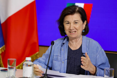 Dopo averla messa in soffitta la sinistra riscopre la Segre per dar addosso alla Roccella