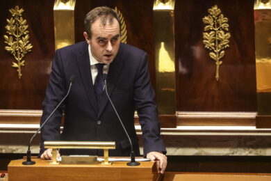 Parigi frena sulle pensioni: Lecornu cede ai socialisti e congela la riforma