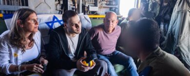 Ostaggi israeliani liberati: corpi devastati, menti spezzate. E in Italia c’è chi manifesta ancora per i loro carcerieri