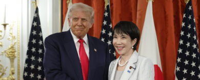 Trump in Giappone, alleanza d’acciaio con Takaichi: l’accordo sulle terre rare fa infuriare la Cina