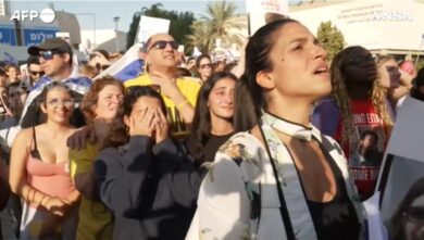 Tel Aviv, lacrime e applausi per la liberazione dei primi ostaggi israeliani