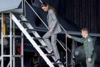 Kate Middleton, sui jet della Raf coi tacchi a spillo seduce tutti con classe
