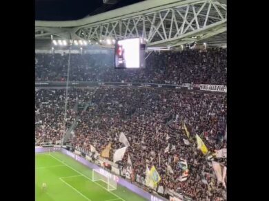 Allegri, applausi e cori dei tifosi della Juventus prima della partita con il Milan