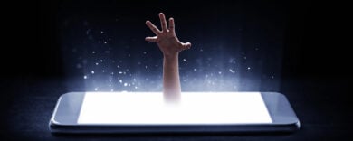 Griefbot, l’illusione dell’eternità: così l’IA promette di ridarci voce e volto dei morti