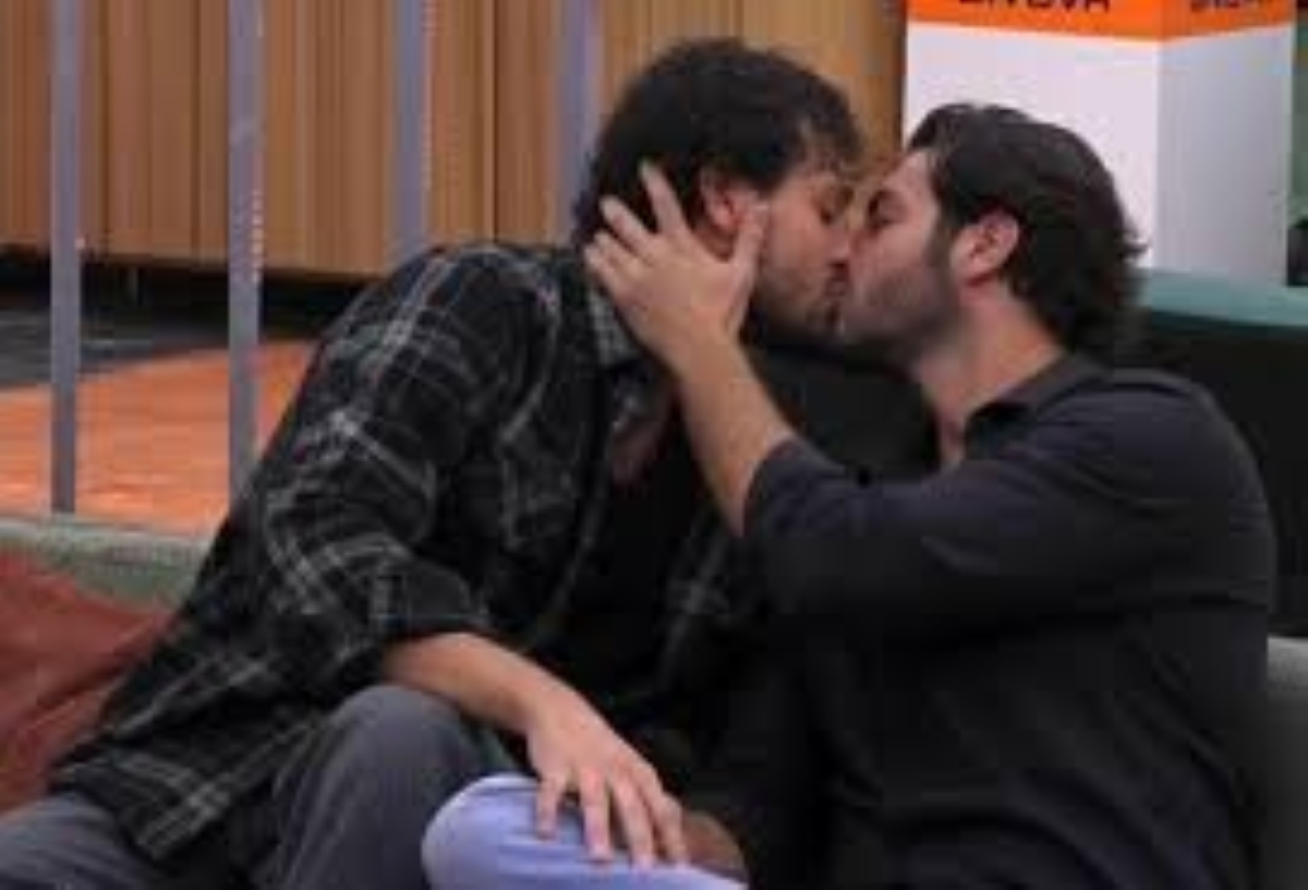 Grande Fratello flop, nemmeno il bacio tra Mattia e Omer e la pipì nel letto risollevano gli ascolti. – Le pagelle