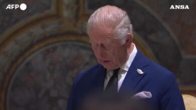 Papa Leone XIV e Re Carlo pregano insieme nella Cappella Sistina: un incontro storico tra Vaticano e monarchia britannica