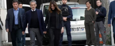 Nicolas Sarkozy, l’ex presidente francese in carcere mano nella mano con Carla Bruni