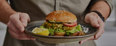 L’UE dice basta ai nomi della carne per i prodotti vegetali: addio a “veggie burger” e salsicce veg