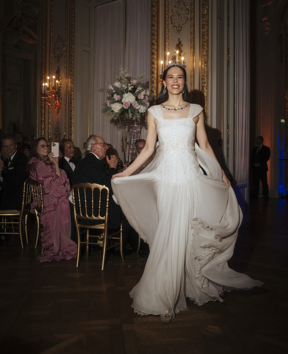 Ballo delle Debuttanti a Parigi, dinastie europee e di Hollywood nell’evento più esclusivo del 2025