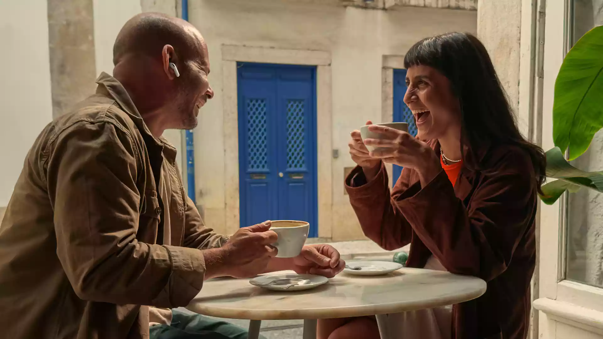 apple airpods addio alle barriere linguistiche arriva la traduzione simultanea in italia