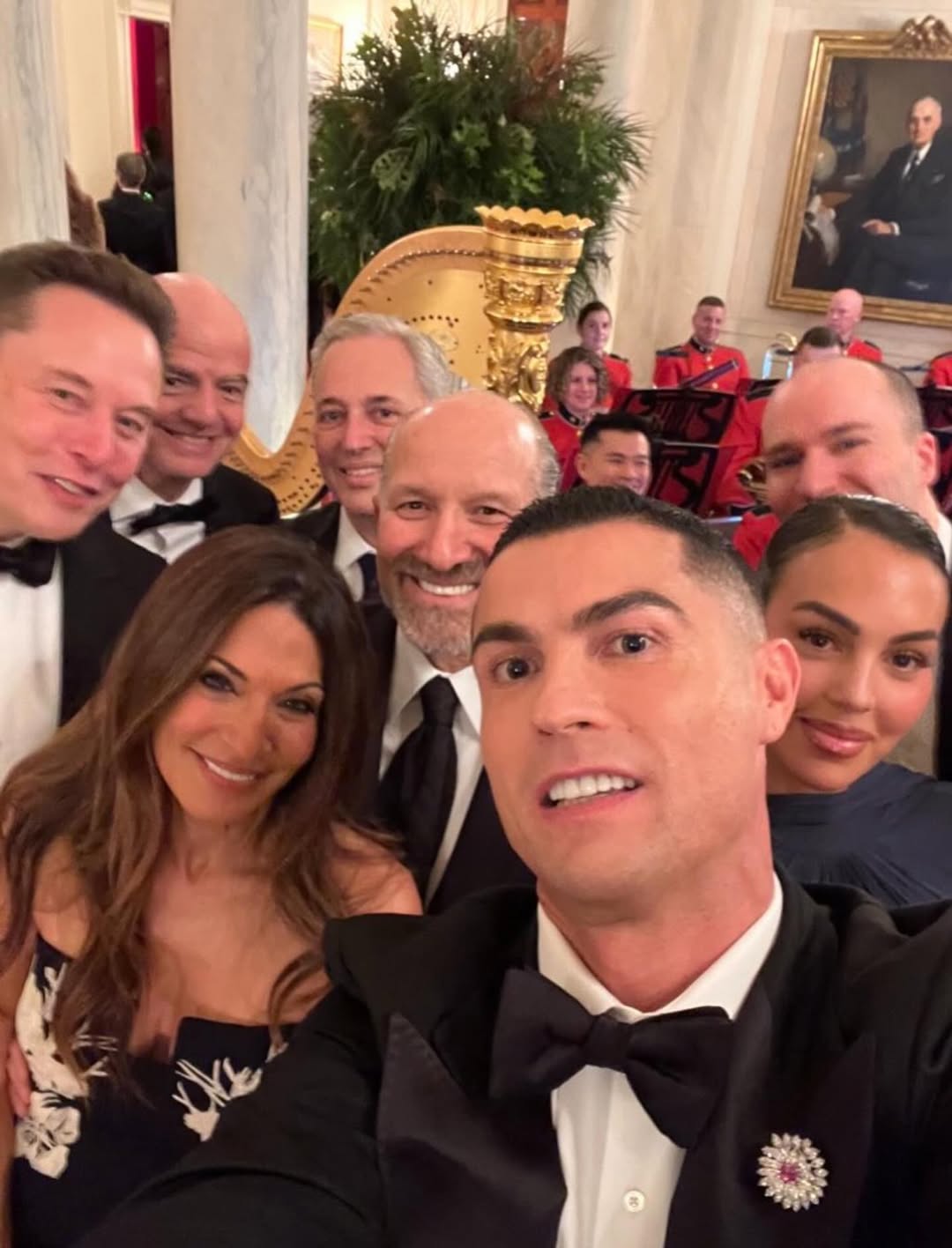 Trump, cena alla Casa Bianca: il principe saudita, il selfie di CR7 e il (timido) ritorno di Musk