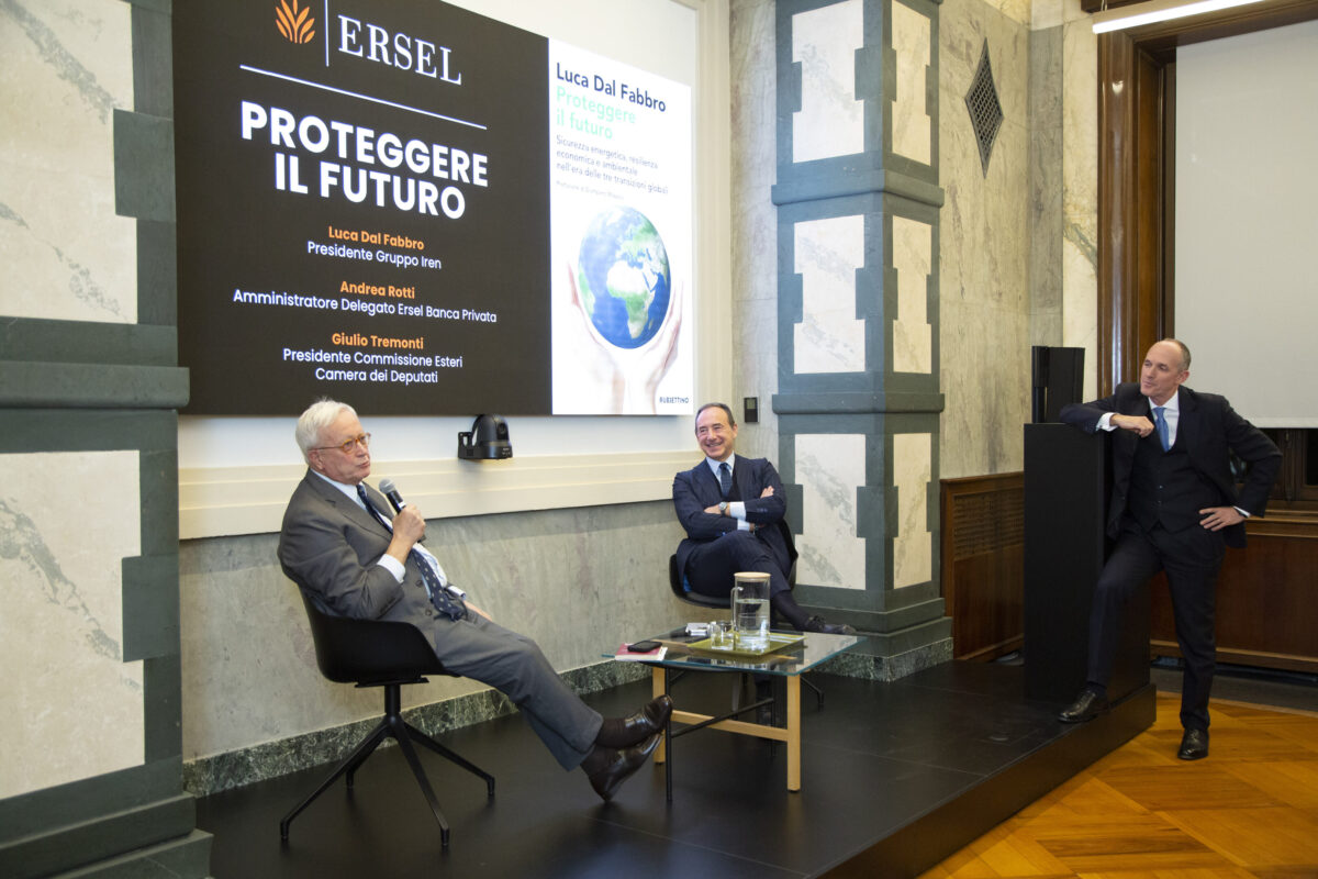 Luca Dal Fabbro presenta «Proteggere il futuro» a Milano: dialogo con Giulio Tremonti sulle sfide energetiche globali Luca Dal Fabbro presenta «Proteggere il futuro» a Milano: dialogo con Giulio Tremonti sulle sfide energetiche globali