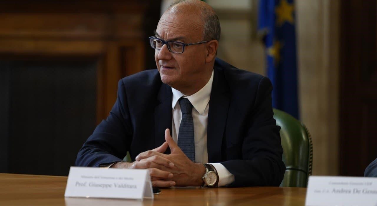 Scuola, Valditara: «Nessun indottrinamento gender in classe». Ecco come cambiano educazione sessuale e affettiva