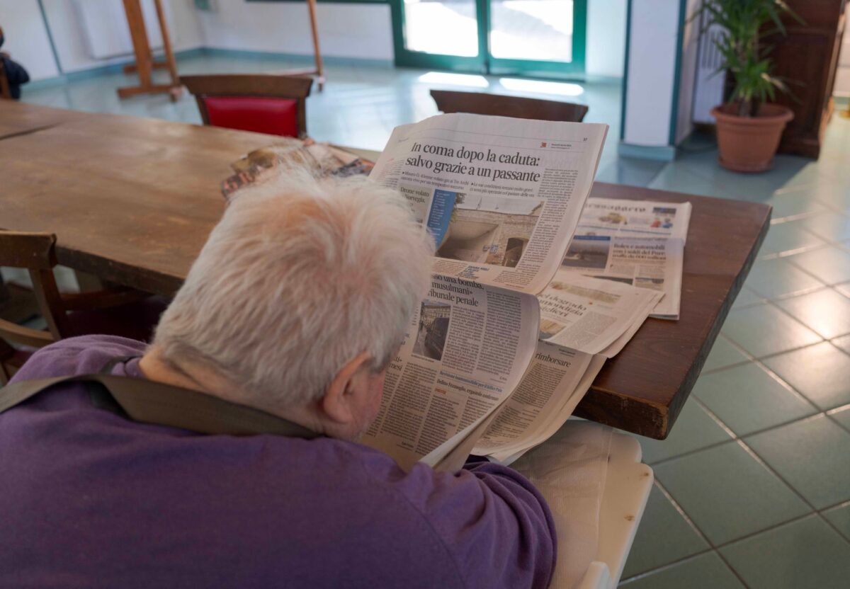 Edicola in residenza protetta: Muzi Betti porta i giornali agli anziani e conquista il Sottosegretario Barachini