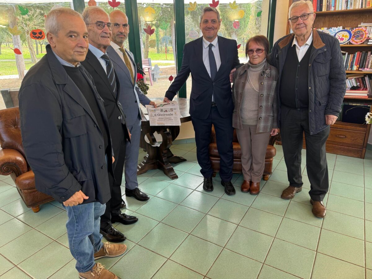 Edicola in residenza protetta: Muzi Betti porta i giornali agli anziani e conquista il Sottosegretario Barachini