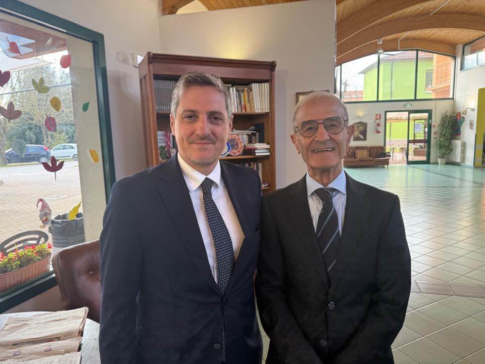 Edicola in residenza protetta: Muzi Betti porta i giornali agli anziani e conquista il Sottosegretario Barachini