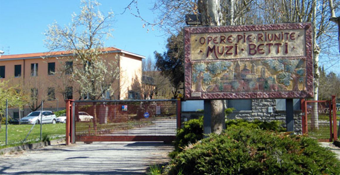 Edicola in residenza protetta: Muzi Betti porta i giornali agli anziani e conquista il Sottosegretario Barachini