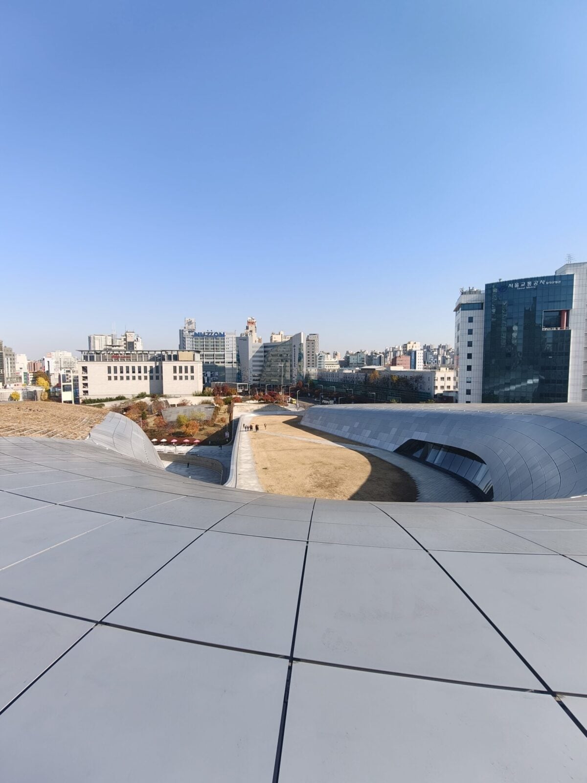 Seoul come non l’avete mai vista: la camminata segreta sul tetto della DDP che cambia la prospettiva sulla città Seoul come non l’avete mai vista: la camminata segreta sul tetto della DDP che cambia la prospettiva sulla città