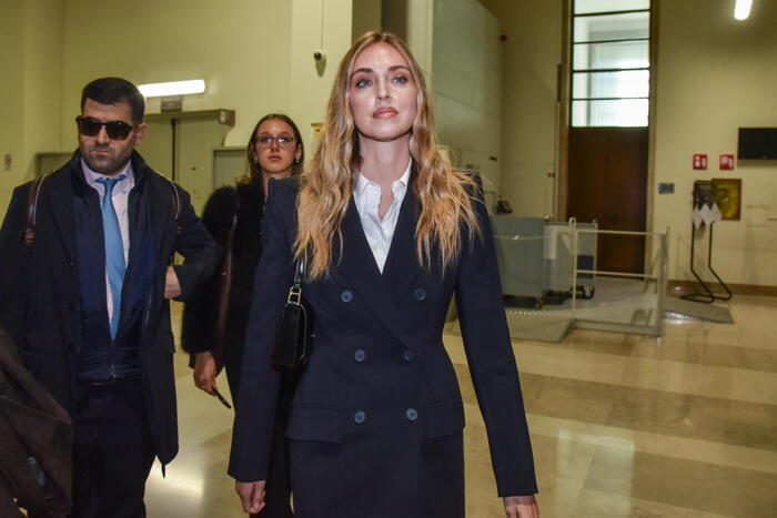Chiara Ferragni in tribunale a Milano: tailleur nero, tacco a spillo e silenzio social per il “Pandoro gate” Chiara Ferragni in tribunale a Milano: tailleur nero, tacco a spillo e silenzio social per il “Pandoro gate”