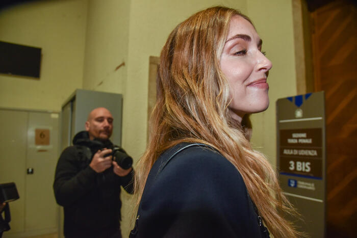 Chiara Ferragni in tribunale a Milano: tailleur nero, tacco a spillo e silenzio social per il “Pandoro gate” Chiara Ferragni in tribunale a Milano: tailleur nero, tacco a spillo e silenzio social per il “Pandoro gate”