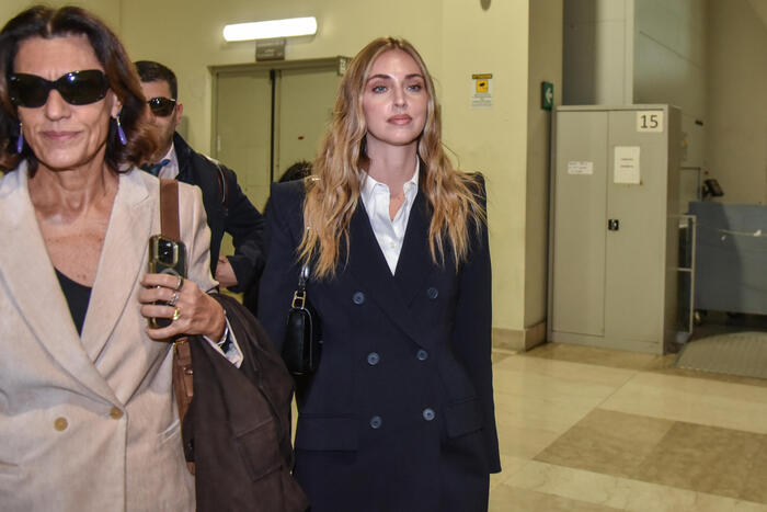 Chiara Ferragni in tribunale a Milano: tailleur nero, tacco a spillo e silenzio social per il “Pandoro gate” Chiara Ferragni in tribunale a Milano: tailleur nero, tacco a spillo e silenzio social per il “Pandoro gate”