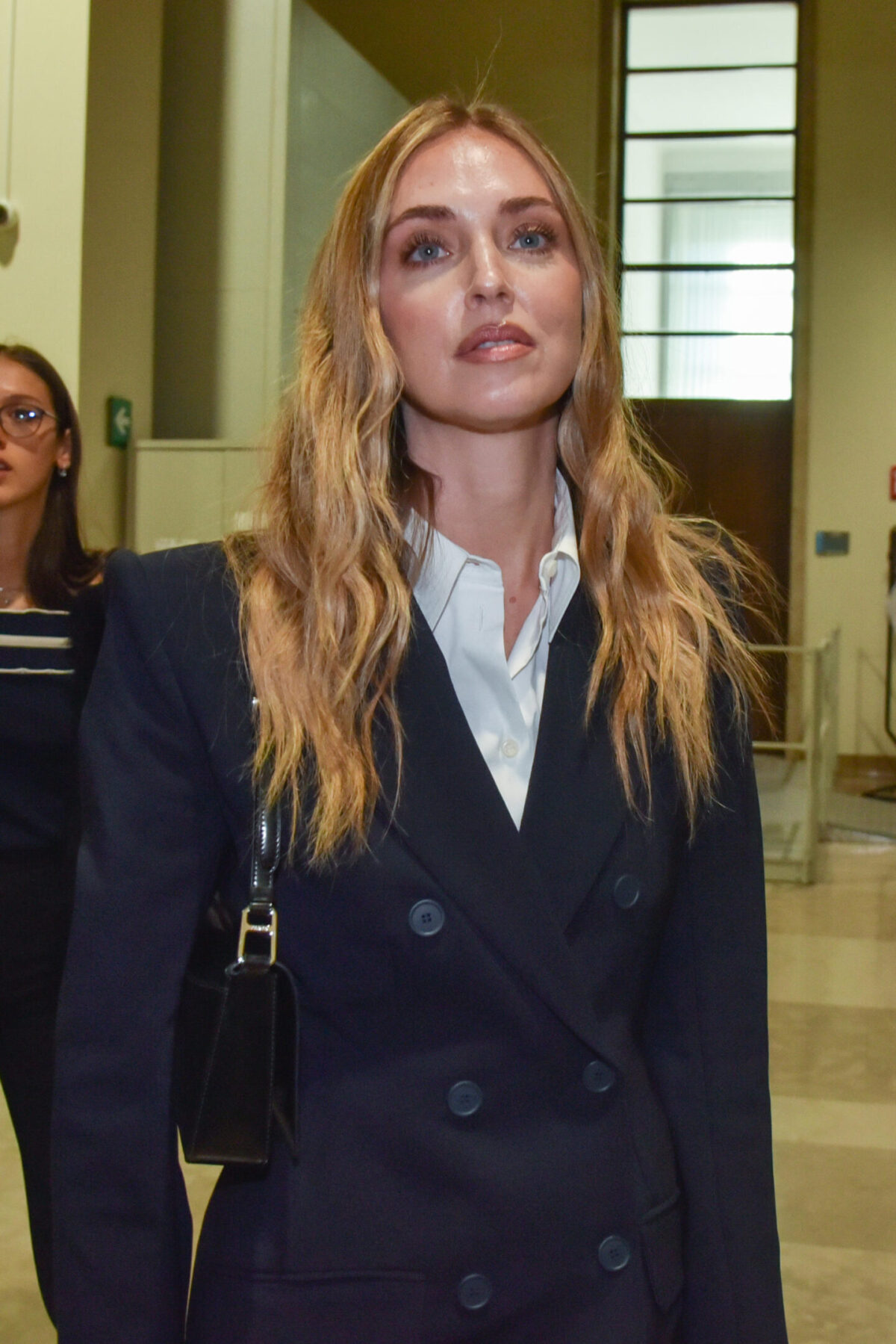 Chiara Ferragni in tribunale a Milano: tailleur nero, tacco a spillo e silenzio social per il “Pandoro gate” Chiara Ferragni in tribunale a Milano: tailleur nero, tacco a spillo e silenzio social per il “Pandoro gate”