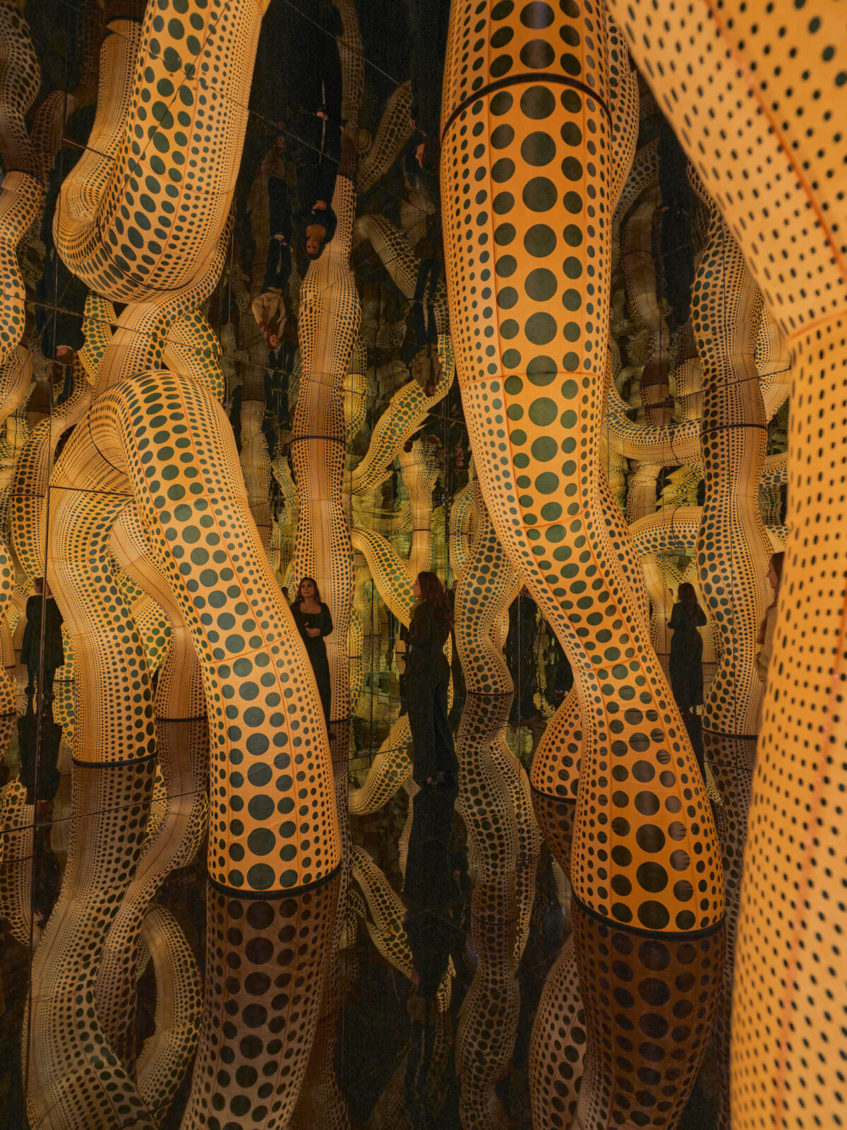 Yayoi Kusama, la donna dei pois: a Basilea la mostra che celebra 10 anni di infiniti punti