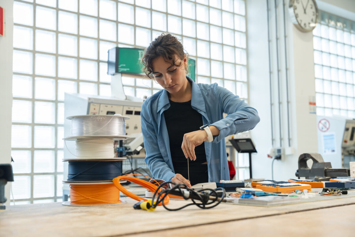 James Dyson Award 2025: vince l’Italia con OnCue, tastiera per il Parkinson. Premiato anche WaterSense per l’acqua pulita