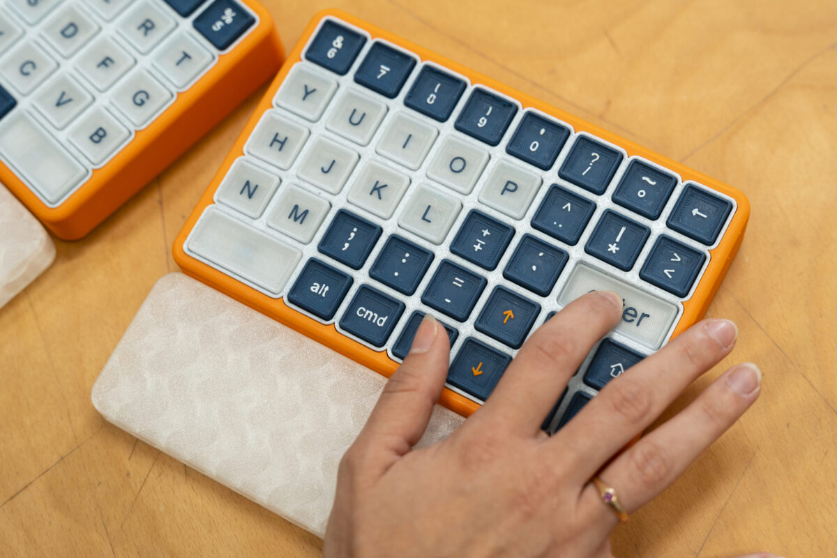 James Dyson Award 2025: vince l’Italia con OnCue, tastiera per il Parkinson. Premiato anche WaterSense per l’acqua pulita