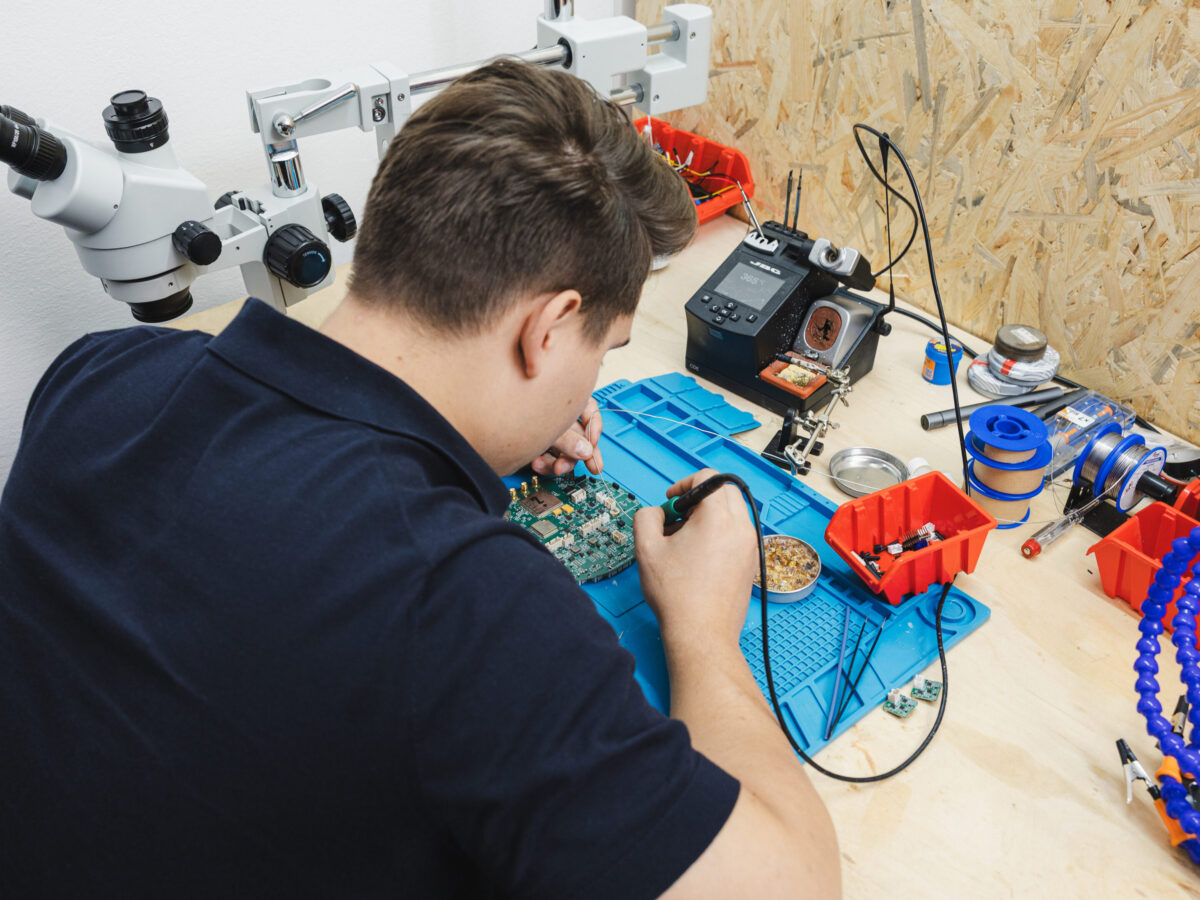 James Dyson Award 2025: vince l’Italia con OnCue, tastiera per il Parkinson. Premiato anche WaterSense per l’acqua pulita