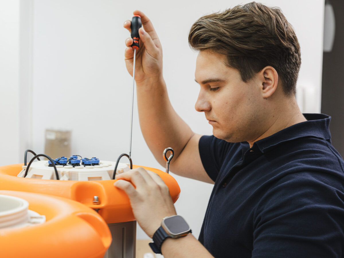 James Dyson Award 2025: vince l’Italia con OnCue, tastiera per il Parkinson. Premiato anche WaterSense per l’acqua pulita