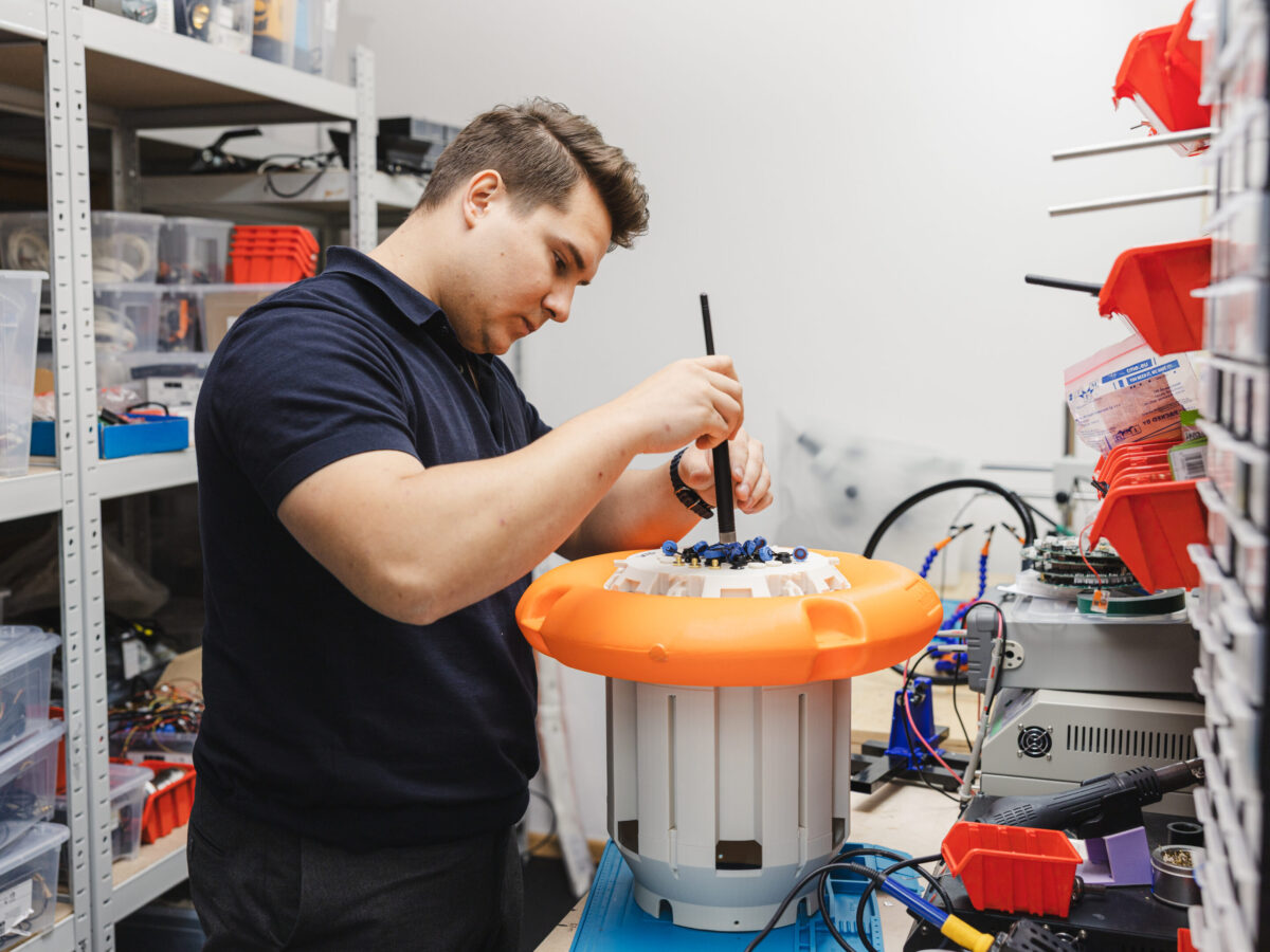 James Dyson Award 2025: vince l’Italia con OnCue, tastiera per il Parkinson. Premiato anche WaterSense per l’acqua pulita