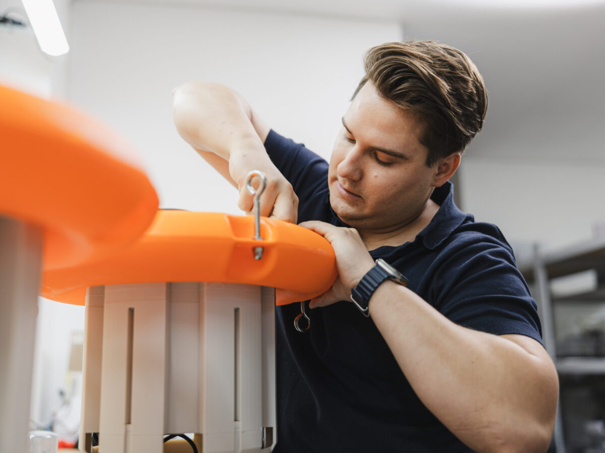 James Dyson Award 2025: vince l’Italia con OnCue, tastiera per il Parkinson. Premiato anche WaterSense per l’acqua pulita